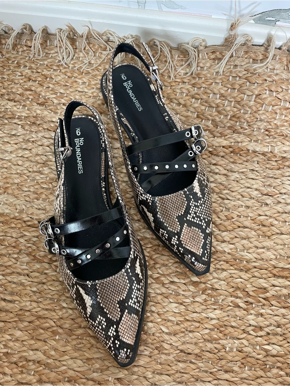 NWOT No Boundaries Black White Snake Print Pointed Mules 9 Animal Print Toe Fall - Picture 2 of 8